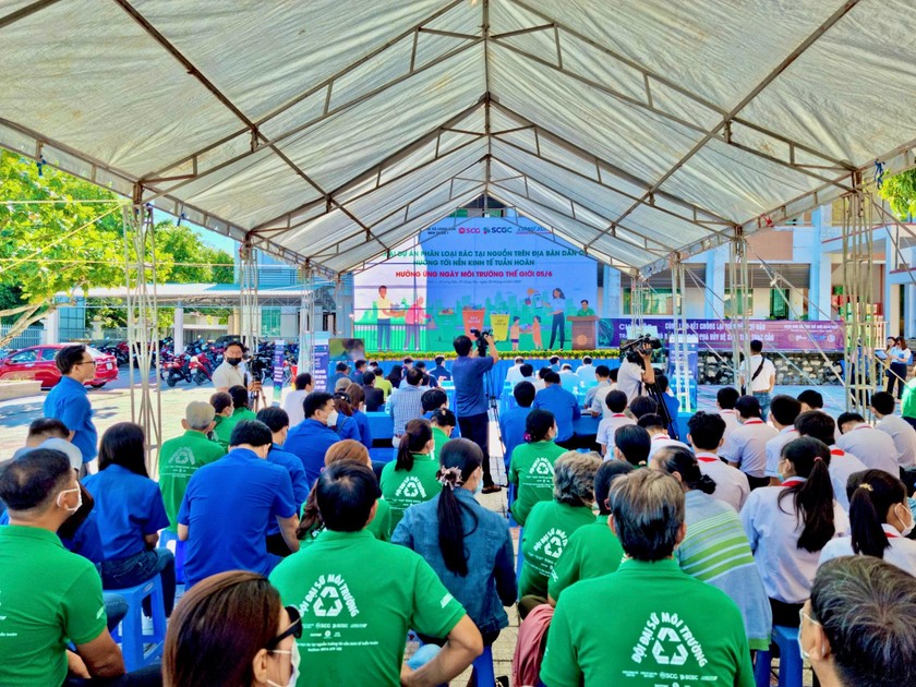 Đông đảo các em học sinh, sinh viên cùng người dân đến tham gia Ngày Môi trường Thế giới