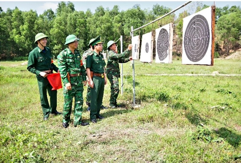 Đại tá Vũ Quốc Ân, Bí thư Đảng uỷ, Chính uỷ BĐBP TP.HCM tham quan và động viên cán bộ, chiến sỹ tham gia kiểm tra bắn đạn thật. (Ảnh: L.Kiểm - Đ.Chiến)