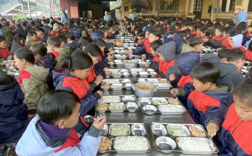 Bữa cơm chiều của các em học sinh Trường Phổ thông Dân tộc bán trú Tiểu học Lao Chải, huyện Mù Cang Chải. Ảnh: CTV