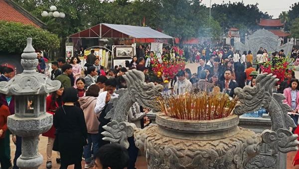 Người dân về đền Bia dâng hương