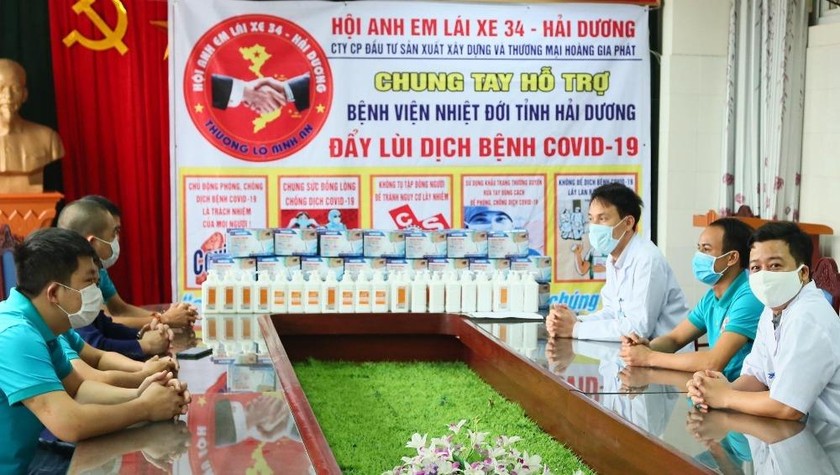 Công ty Hoàng Gia Phát và Hội anh em lái xe 34 - Hải Dương ủng hộ khẩu trang, nước sát khuẩn.