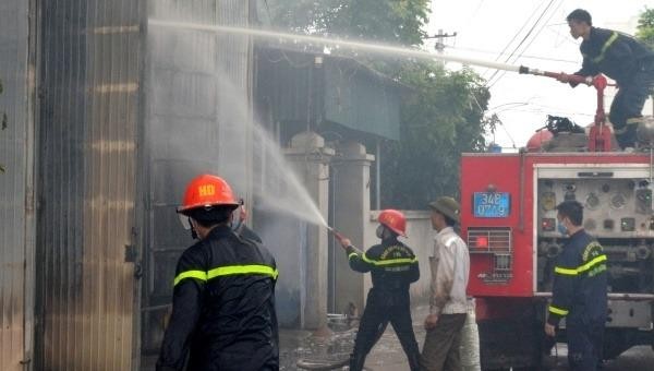 Cháy nhà kho ở Cẩm Giàng.