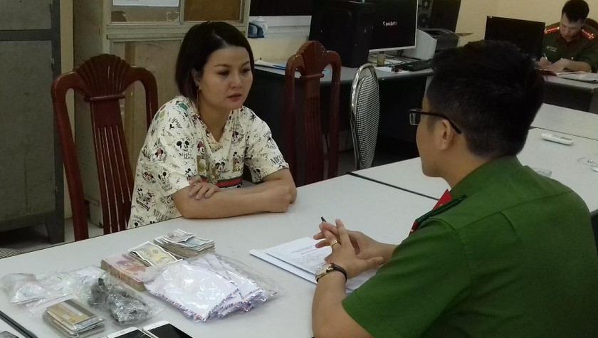 Đối tượng Cúc tại cơ quan công an.