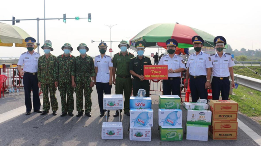 Đoàn Đặc nhiệm Phòng chống tội phạm ma tuý số 1 thăm, tặng quà động viên lực lượng trực chốt kiểm dịch trên địa bàn TP Hải Phòng.