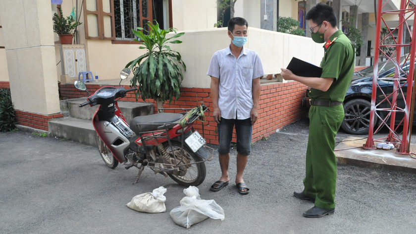 Lập biên bản thu giữ hai cá thể rắn Hổ chúa đang bị mang bán. 