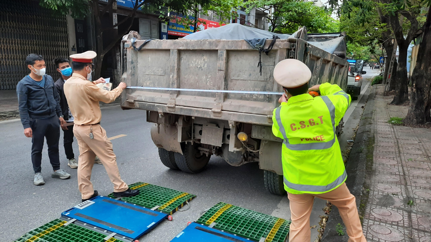 CSGT kiểm tra xe có dấu hiệu vi phạm về tải trọng.