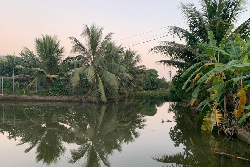 Nhánh sông chảy qua thôn Nhân Lý hiện nay đã bị thay đổi nhiều về hiện trạng do người dân đắp bờ, ngăn sông, lấn chiếm, san lấp đất để phục vụ nhu cầu sử dụng của mình.