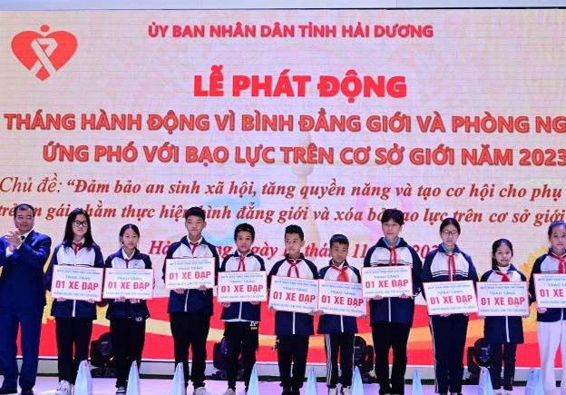 Một số em học sinh được trao tặng quà tại buổi lễ.