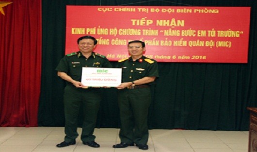 MIC trao 60 triệu đồng trong chương trình “Nâng bước em đến trường”