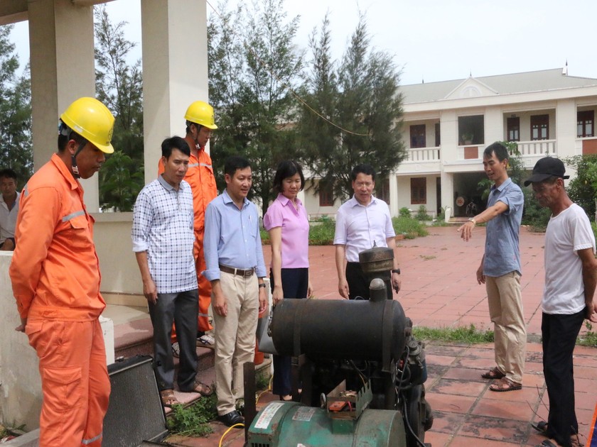 Lãnh đạo huyện kiểm tra máy phát phục vụ kỳ thi THPT Quốc Gia
