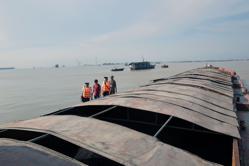 Lực lượng chức năng kiểm tra tàu vi phạm