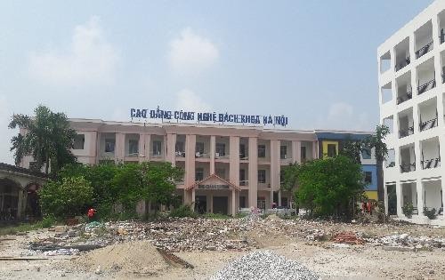 Con Phó Hiệu trưởng đánh cán bộ trường Cao đẳng công nghệ Bách Khoa Hà Nội 