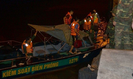 BĐBP cứu 7 thuyền viên gặp nạn