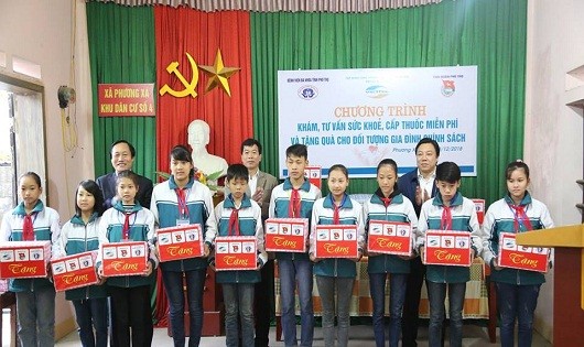 Tặng quà cho các học sinh và gia đình chính sách