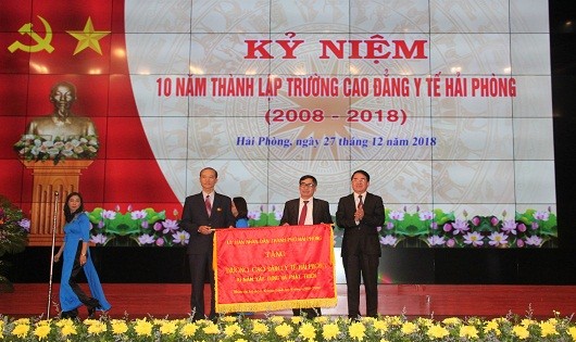 Nhà trường được tặng cờ truyền thống