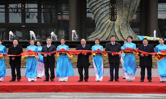 Thủ tướng cắt băng khai trương Cảng 
