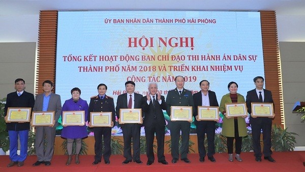 Phó chủ tịch UBND TP Hải Phòng tặng Bằng khen cho tập thể và cá nhân