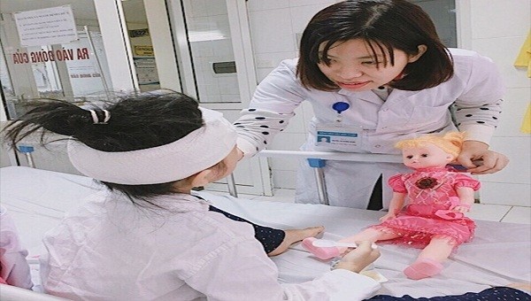 Em bé bị chó cắn nát mặt