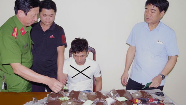 Đối tượng Đạt và tang vật vụ án.
