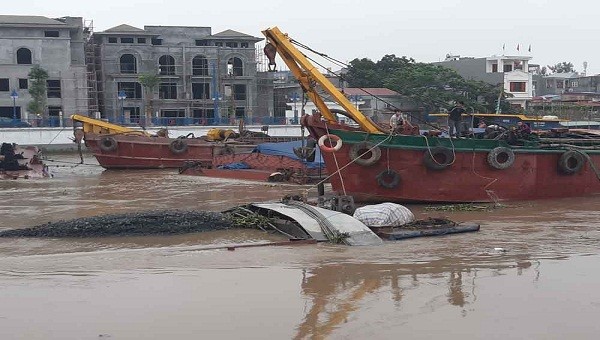 Tàu chở hàng bị chìm trên sông Tam Bạc