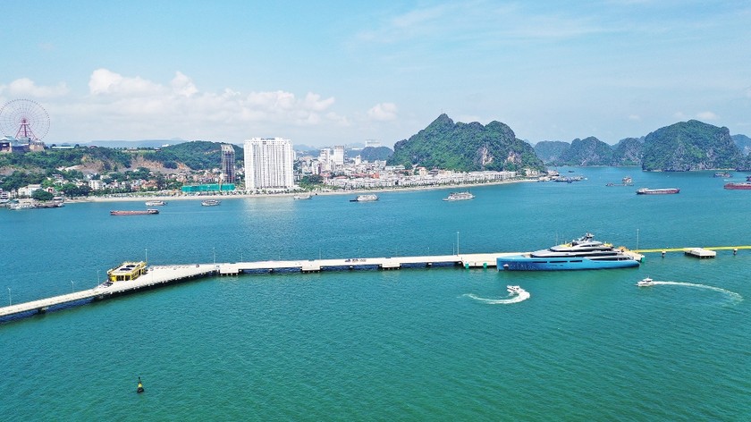 Ông chủ siêu du thuyền 150 triệu USD ngỡ ngàng trước Vịnh Hạ Long