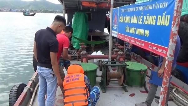 Bộ Tư lệnh Cảnh sát biển đang tạm giữ tàu vận tải mang biển hiệu QN - 0222 TS chở gần 40.000 lít dầu DO bất hợp pháp