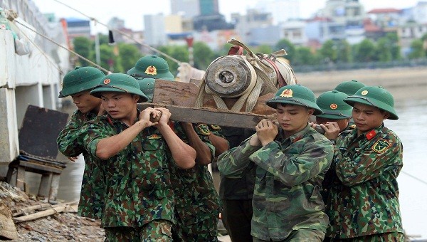 Lực lượng công binh di chuyển quả bom nặng 1 tạ