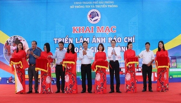 Ban tổ chức cắt băng khai mạc triển lãm