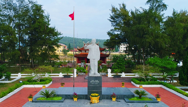 Tượng Bác Hồ trên đảo Cô Tô
