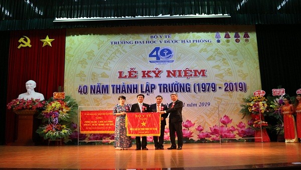 Lãnh đạo Bộ Y tế tặng cờ thi đua cho Nhà trường