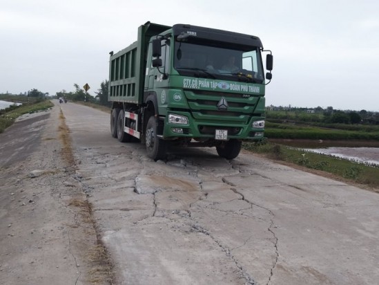 Xe tải trọng lớn có dấu hiệu cơi nới thành/thùng, chở cát đen quá tải trọng thiết kế   