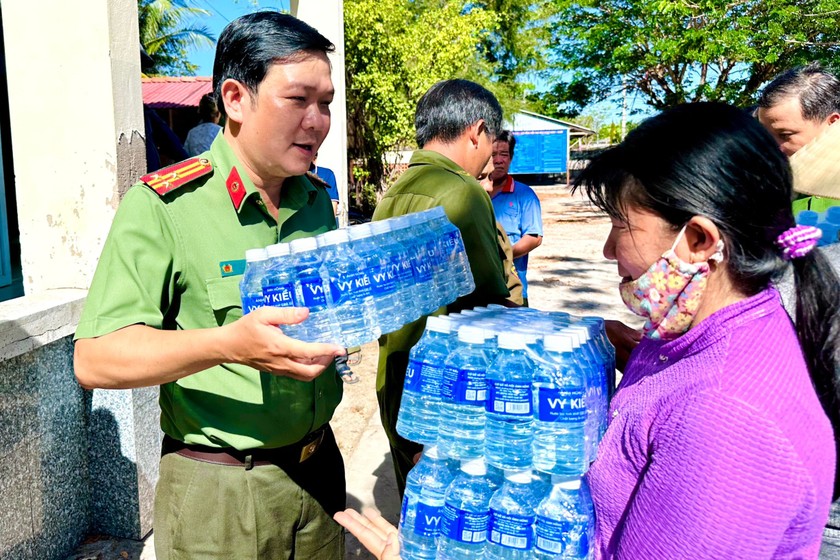 Người dân vui mừng đến nhận nước suối đóng chai