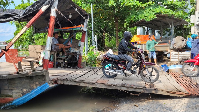 Đò cũ mục, hết hạn đăng kiểm vẫn “ung dung” chở khách trên sông Tiền
