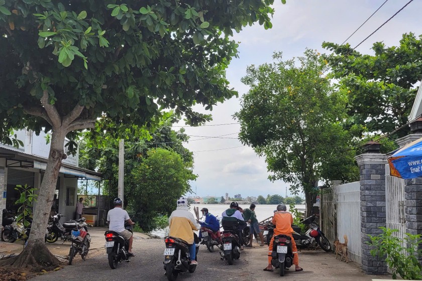 Bến đò bên bờ xã Thới Sơn.