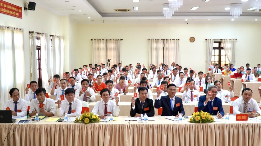 Đại biểu giơ thẻ Đảng biểu quyết tại Đại hội. Ảnh: Kim Ngân