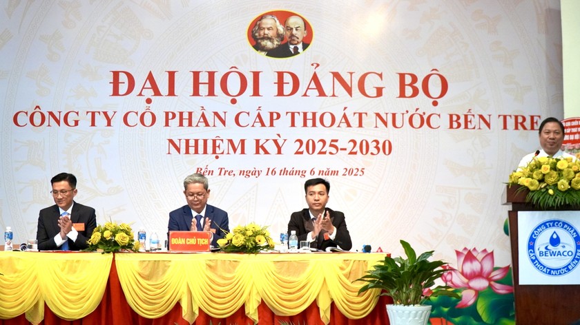 Đoàn Chủ tịch Đại hội Đảng bộ BEWACO nhiệm kỳ 2025-2030. Ảnh: Kim Ngân