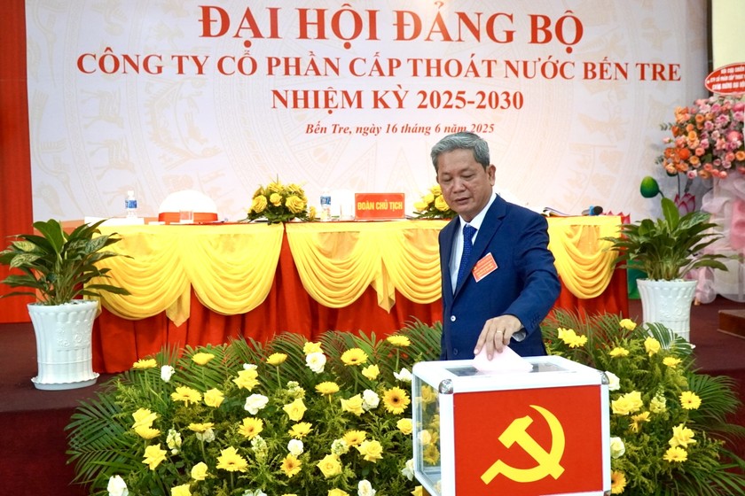 Ông Trần Hùng - Chủ tịch HĐQT bỏ phiếu tín nhiệm. Ảnh: Kim Ngân