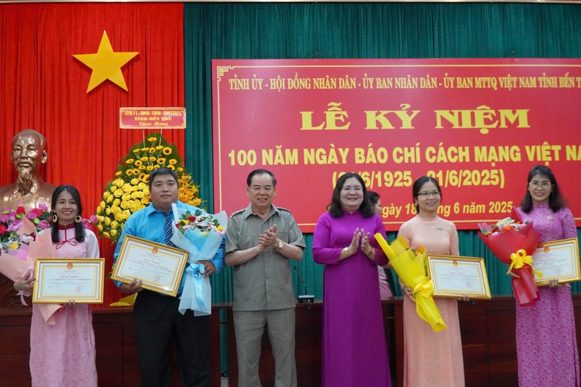 Các tác giả năm vinh dự được lãnh đạo tỉnh Bến Tre trao thưởng giải Nhất giải báo chí Sương Nguyệt Anh 2025.