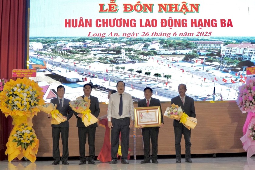 Nghi thức trao tặng và đón nhận Huân chương Lao động Hạng Ba cho Đảng bộ, chính quyền và Nhân dân huyện Tân Trụ. Ảnh: Kim Ngân 