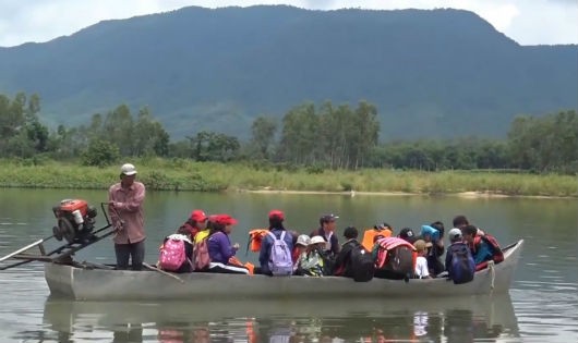 Học sinh Hữu Giang hàng ngày đến trường mà thiếu các phương tiện bảo hộ đường thủy