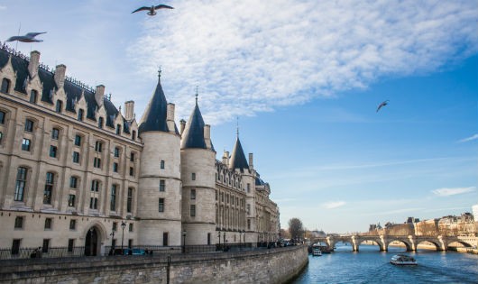 Conciergerie tọa lạc trên đảo Ile de la Cité, giữa lòng Paris