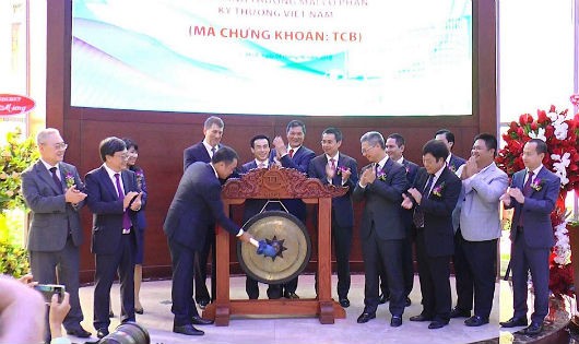 Chủ tich HĐQT Hồ Hùng Anh đánh tiếng cồng chào mừng cổ phiếu TCB chính thức niêm yết