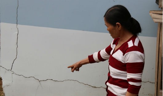 Người dân tố nhà bị nứt là do thủy điện nổ mìn