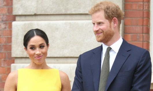 Diện đầm vàng nổi bật, Công nương Meghan Markle lại nắm tay chồng bất chấp quy tắc Hoàng gia