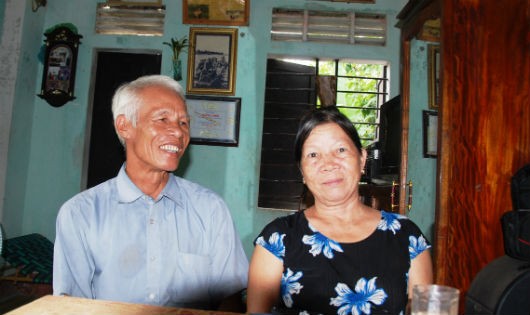 Xưa cùng cha chồng vượt “mưa bom, bão đạn” chở bộ đội qua sông, nay bà Thu và chồng lại nối nghiệp cha chồng theo nghề cào hến.