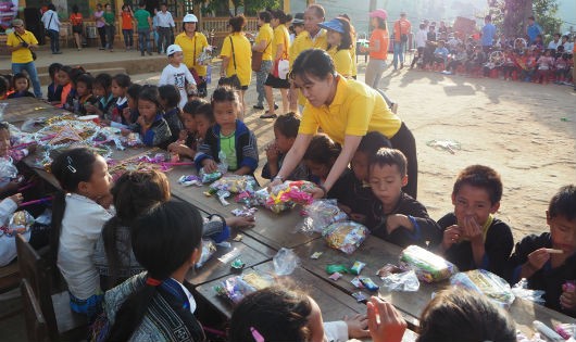 Trao quà cho trẻ đồng bào dân tộc.