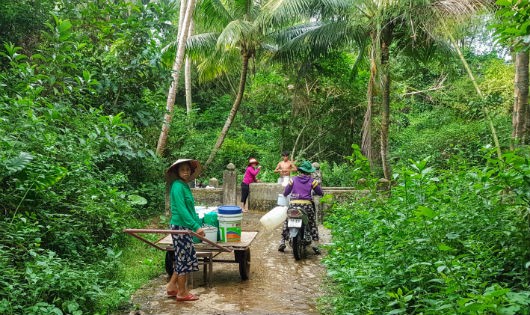 Giếng cổ, nguồn sống của một vài chị em không thể ra bến sông