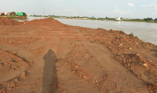 Bờ ao chắc chắn nay xung yếu, dễ xói mòn và thông hẳn ra với con sông. 