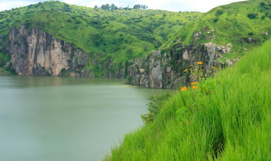 Khung cảnh hồ Nyos 