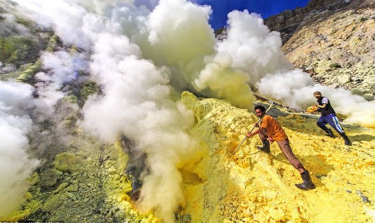 Công nhân khai thác lưu huỳnh ở Ijen. 